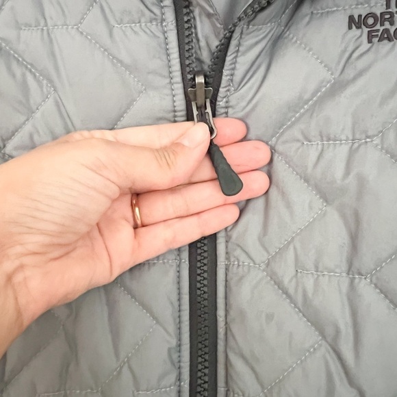 THE NORTH FACE Women's Thermoball™ Trekker Jacket Gray Sz M - Picture 6 of 9